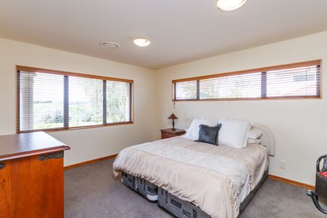 Photo of property in 33 Ruapehu Drive, Fitzherbert, Palmerston North, 4410