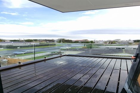 Photo of property in 2b Glenvil Lane, Te Atatu Peninsula, Auckland, 0610