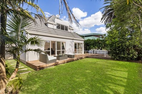 Photo of property in 2/13 Eversleigh Road, Belmont, Auckland, 0622