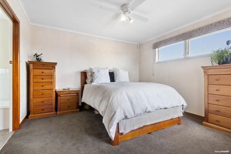 Photo of property in 32 Gloria Avenue, Te Atatu Peninsula, Auckland, 0610