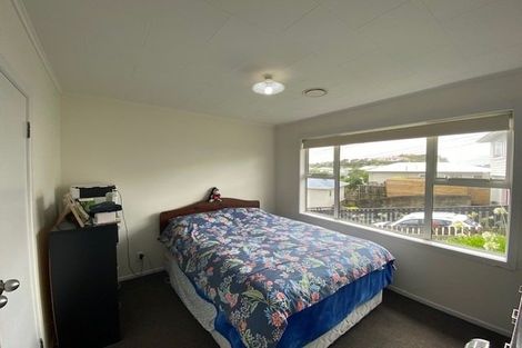 Photo of property in 32 Kenmore Street, Newlands, Wellington, 6037