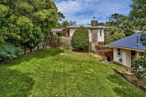 Photo of property in 27 Griffiths Grove, Newlands, Wellington, 6037