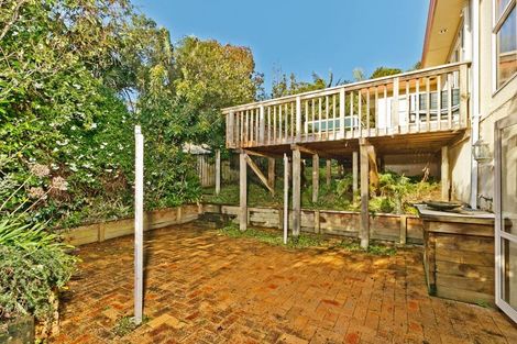Photo of property in 8 Mandeville Place, Unsworth Heights, Auckland, 0632
