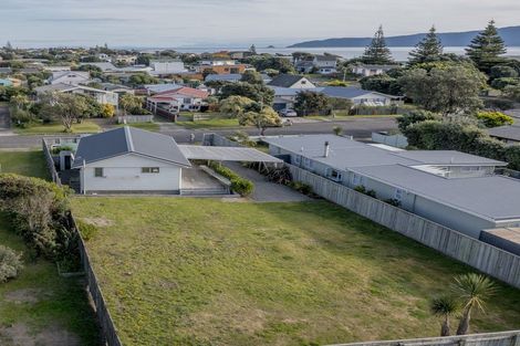 Photo of property in 7 Eruini Street, Waikanae Beach, Waikanae, 5036