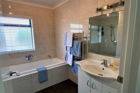 Photo of property in 5 Godwit Place, Waiuku, 2123