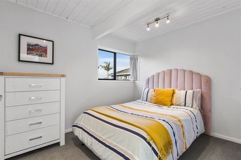 Photo of property in 2/8 Newburn Road, Waiake, Auckland, 0630