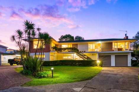 Photo of property in 15 Tudward Glade, Hillcrest, Auckland, 0627