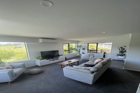 Photo of property in 10 Albatross Close, Whitby, Porirua, 5024