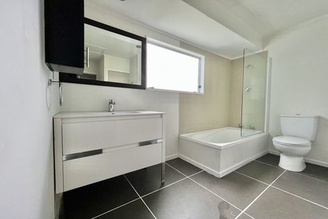 Photo of property in 4 Fernhaven Place, Massey, Auckland, 0614