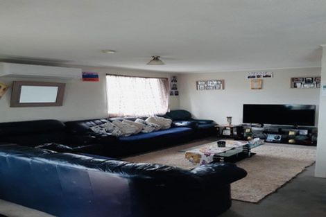 Photo of property in 2 Sparrow Place, Weymouth, Auckland, 2103