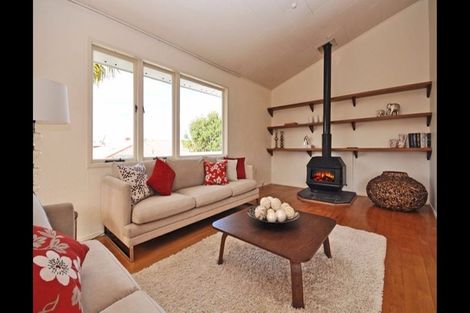 Photo of property in 2/51 Ocean View Road, Hillcrest, Auckland, 0627