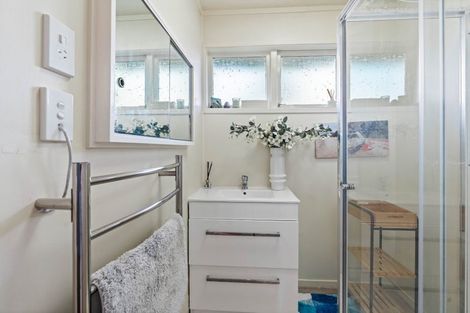 Photo of property in 1/32 Rosewarne Crescent, Glendene, Auckland, 0602
