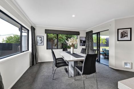 Photo of property in 28 Paynters Avenue, Strandon, New Plymouth, 4312