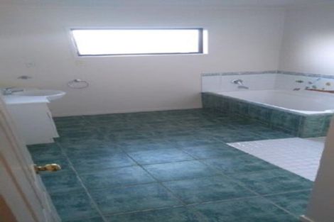 Photo of property in 8 Northcross Drive, Oteha, Auckland, 0632