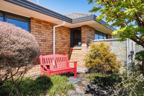 Photo of property in 23 Johnstone Drive, Fitzherbert, Palmerston North, 4410