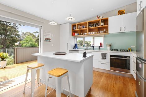 Photo of property in 4 Mccahon Place, Titirangi, Auckland, 0604