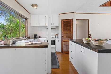 Photo of property in 1/918 Beach Road, Waiake, Auckland, 0630