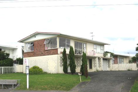 Photo of property in 2/74 Sylvan Avenue, Northcote, Auckland, 0627