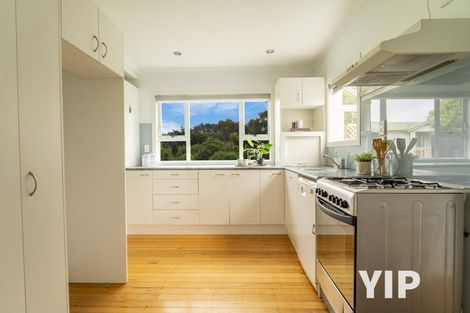 Photo of property in 10 Miles Crescent, Newlands, Wellington, 6037