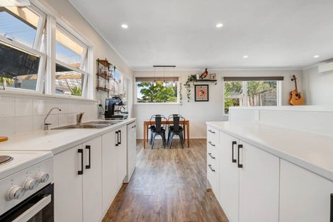 Photo of property in 245 Vipond Road, Stanmore Bay, Whangaparaoa, 0932
