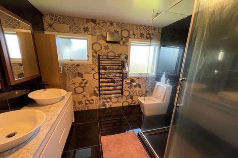 Photo of property in 85 Santiago Crescent, Unsworth Heights, Auckland, 0632