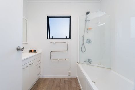 Photo of property in 3 Loughanure Place, Massey, Auckland, 0614