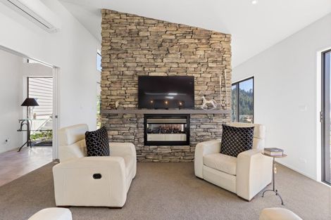 Photo of property in 16 Harbour View Heights, Picton, 7220