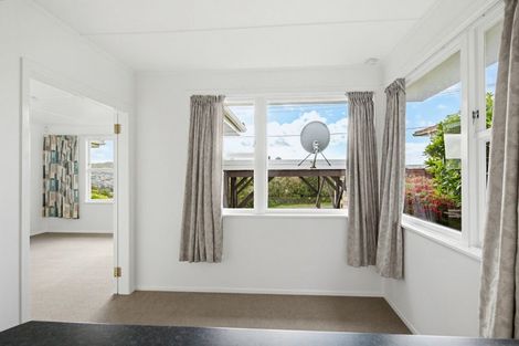 Photo of property in 4 Beverley Grove, Paparangi, Wellington, 6037