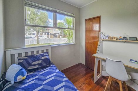 Photo of property in 1 Coburg Street, Henderson, Auckland, 0612