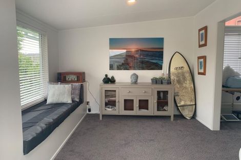 Photo of property in 18 Walton Street, Red Beach, 0932