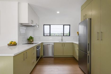 Photo of property in 2/12 Helicon Place, Totara Vale, Auckland, 0629