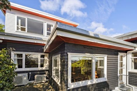 Photo of property in 70 Nevay Road, Karaka Bays, Wellington, 6022