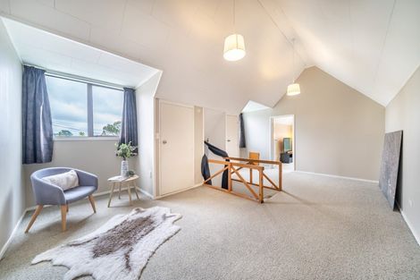 Photo of property in 1 Garth Lane, Maoribank, Upper Hutt, 5018