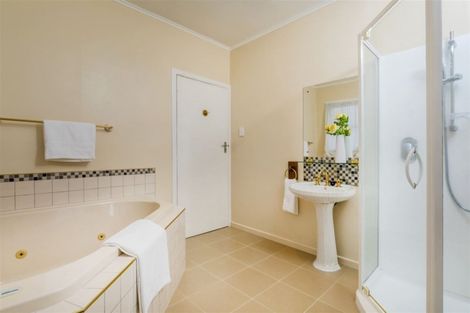 Photo of property in 77 Colwill Road, Massey, Auckland, 0614