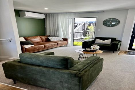 Photo of property in 2 Mikoikoi Crescent, Mangere Bridge, Auckland, 2022