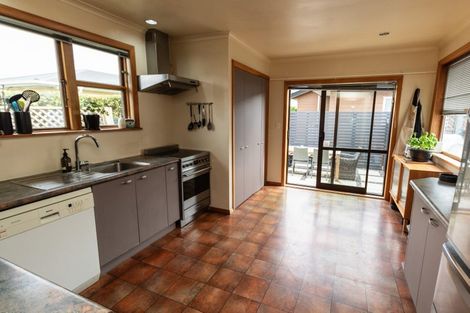 Photo of property in 9 Pinkerton Grove, Newlands, Wellington, 6037