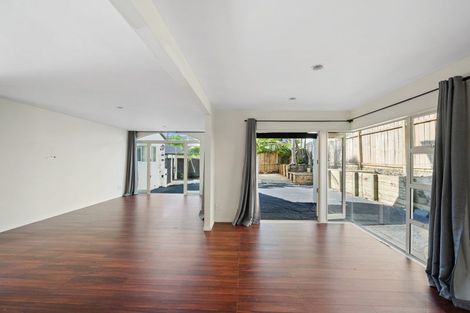 Photo of property in 2/13 Stoneleigh Court, Sunnynook, Auckland, 0632