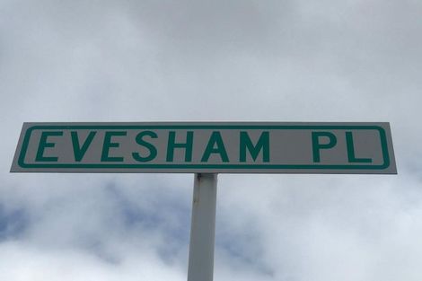 Photo of property in 22 Evesham Place, Newlands, Wellington, 6037