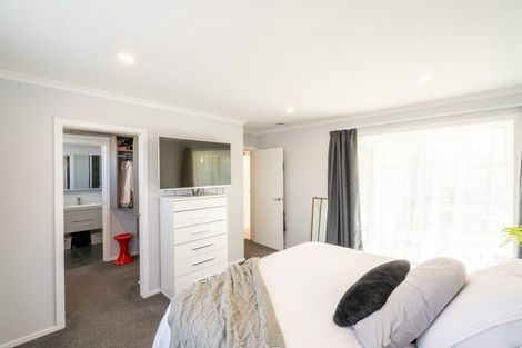 Photo of property in 96 Johnstone Drive, Fitzherbert, Palmerston North, 4410