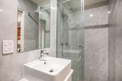 Photo of property in 1/10 Vinifera Place, Fairview Heights, Auckland, 0632