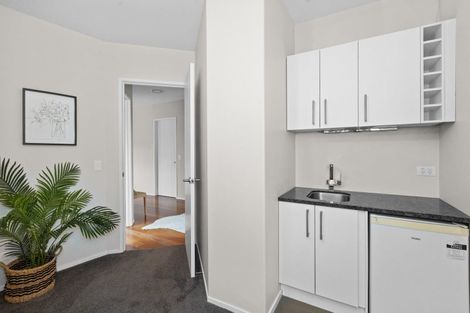 Photo of property in 18a Cambridge Terrace, Taradale, Napier, 4112