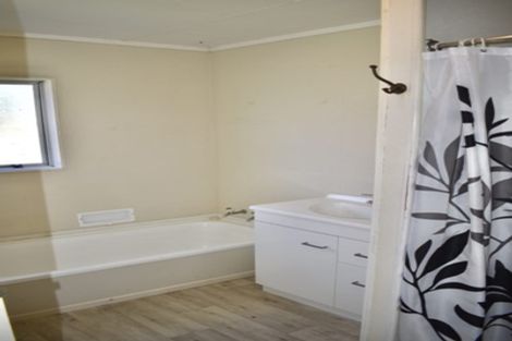 Photo of property in 16 Colenso Place, Otaki Beach, Otaki, 5512