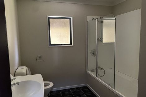 Photo of property in 4 Stella Grove, Newlands, Wellington, 6037