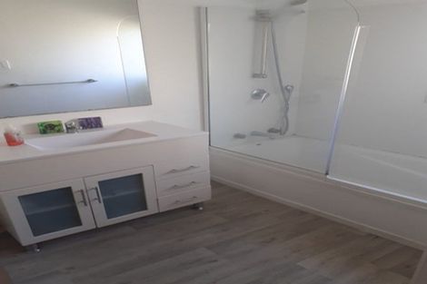 Photo of property in 9 Meadowood Drive, Unsworth Heights, Auckland, 0632