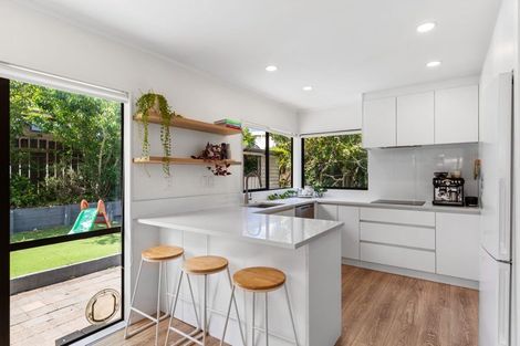 Photo of property in 2/13 Pinewood Grove, Botany Downs, Auckland, 2010