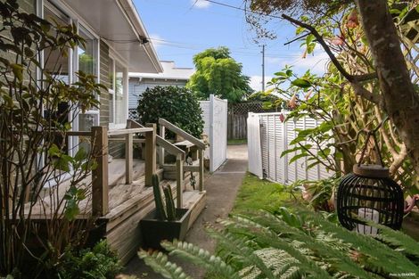 Photo of property in 1/59 Shakespeare Road, Milford, Auckland, 0620