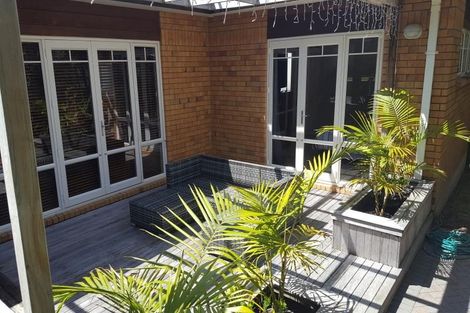Photo of property in 10 Piper Place, Goodwood Heights, Auckland, 2105