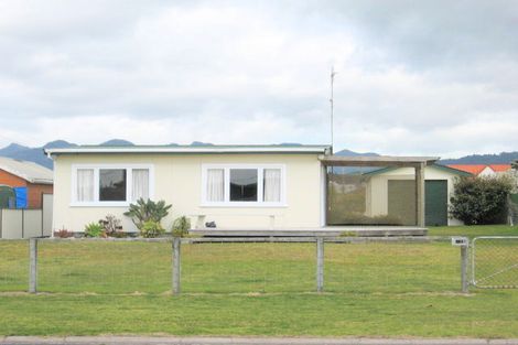 Photo of property in 215 Ocean Road, Whangamata, 3620