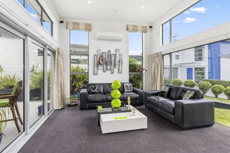 Photo of property in 5 Linacre Way, Tawa, Wellington, 5028