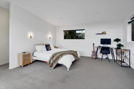 Photo of property in 70 Seaview Road, Marfell, New Plymouth, 4310